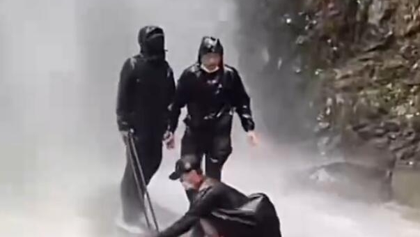 暴雨天打卡瀑布出什么片？ 警示教育片！